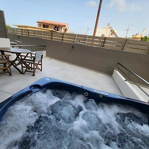 Deluxe Studio Outdoor Jacuzzi on the Ground Floor